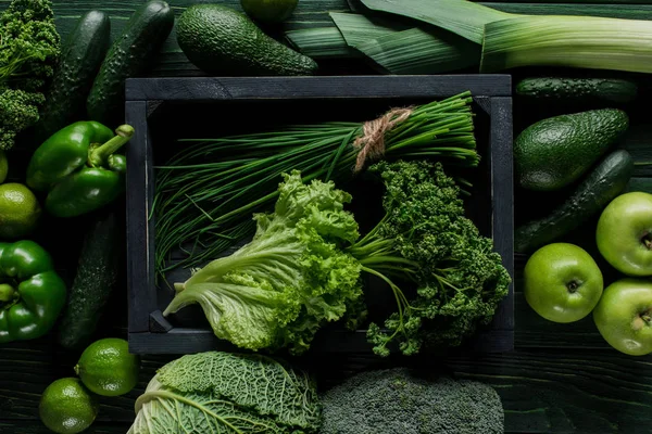 Κάτοψη Των Βοτάνων Ξύλινο Κουτί Ανάμεσα Πράσινα Λαχανικά Υγιεινό Φαγητό — Φωτογραφία Αρχείου