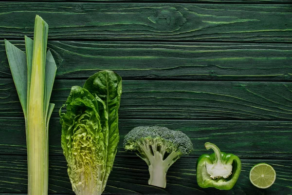 Widok Góry Zielone Brokuły Papryka Wapna Stole Zdrowe Jedzenie Koncepcja — Zdjęcie stockowe