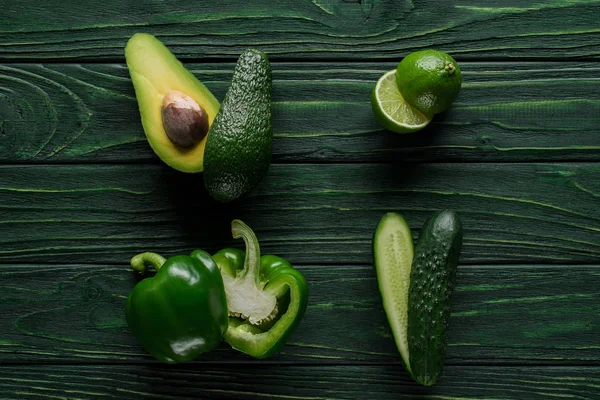 Bovenaanzicht Van Helften Gesneden Groene Groenten Fruit Houten Tafel Gezond — Stockfoto