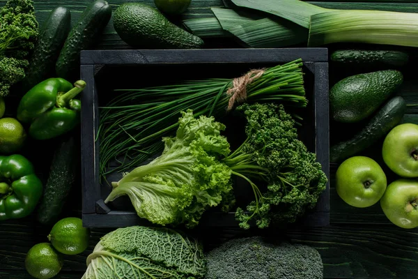 Top view of herbs in wooden box between green vegetables, healthy eating concept — Stock Image Top View Herbs Wooden Box Green Vegetables Healthy Eating Concept Royalty Free Stock Photos