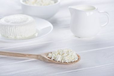 tahta kaşık ve süt ürünleri taze sağlıklı süzme peynir masasında görmek