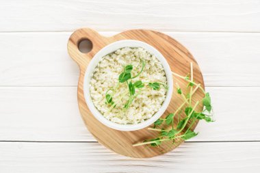 Üstten Görünüm kase taze sağlıklı süzme peynir ile ahşap tahta üzerinde lahanası 