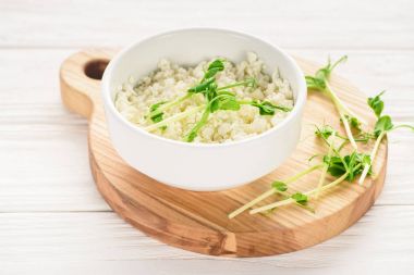 ahşap tahta kase taze sağlıklı süzme peynir ile yakından görmek lahanası 