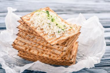 gevrek kraker süzme peynir tepesi ile görmek