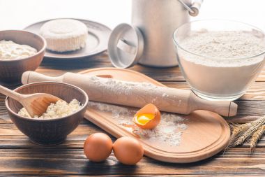 süzme peynir, yumurta ve un ahşap tablo 