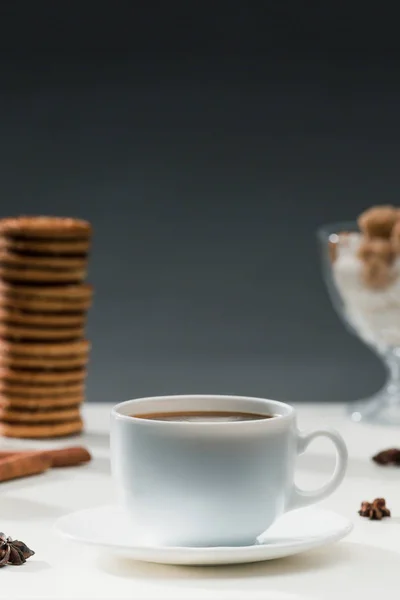 Hete Zwarte Koffie Beker Tafel Met Koekjes Specerijen — Stockfoto