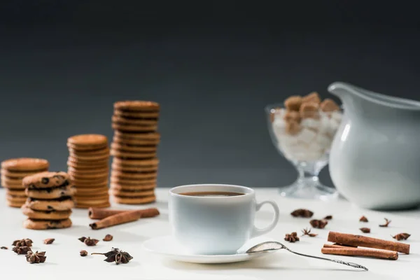 Filiżankę Czarnej Kawy Stole Plików Cookie Przyprawy — Zdjęcie stockowe