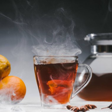 Dumanı tüten limonlu baharatlı siyah çay fincan