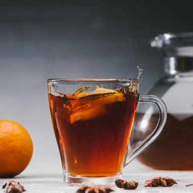 Narenciye adet siyah baharatlı çay Kupası'nda sıçramasına
