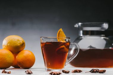 Sıcak siyah çay Kupası portakal ve limon ile