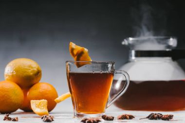 Siyah çay fincan limon ve anasonu masada