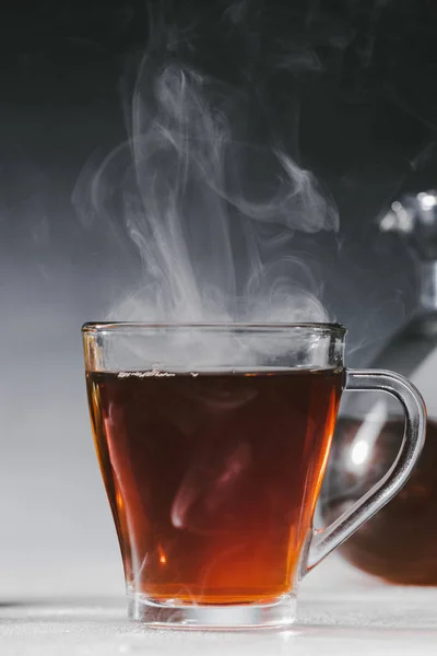 Dampfender Schwarzer Tee Glasschale Auf Dem Tisch — Stockfoto