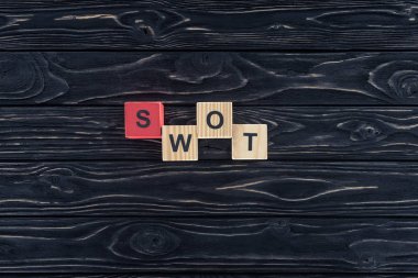 ahşap bloklar koyu ahşap masa üzerinde yapılmış kelime swot Üstten Görünüm