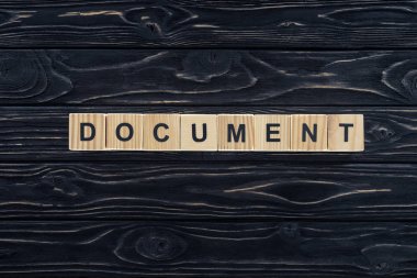 ahşap bloklar koyu ahşap masa üzerinde yapılmış word belgesinin Üstten Görünüm