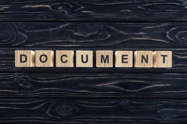 ahşap bloklar koyu ahşap masa üzerinde yapılmış word belgesinin Üstten Görünüm