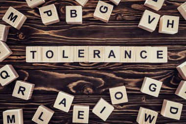 düz lay ile kahverengi ahşap yüzey üzerinde tolerans Word'de düzenlenmiş ahşap bloklar