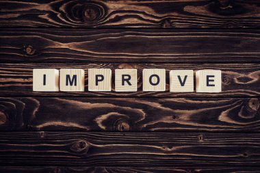 düz lay düzenlenen bloklar ile kahverengi ahşap masa üzerinde kelime geliştirmek