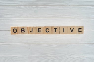 bloklar Beyaz ahşap yüzey üzerinde yapılmış objektif kelimenin Üstten Görünüm