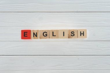 Beyaz ahşap masa ahşap küpleri yapılmış İngilizce kelimenin Üstten Görünüm 