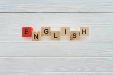 Beyaz ahşap masa ahşap küpleri yapılmış İngilizce yazıt Üstten Görünüm 