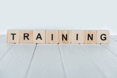 Beyaz ahşap masa ahşap küpleri yapılmış eğitim kelime görünümünü kapat 