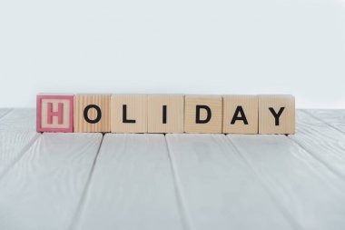 Beyaz ahşap masa ahşap küpleri yapılmış tatil kelime görünümünü kapat 