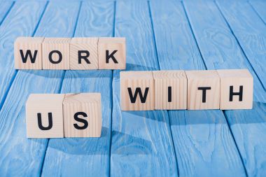 görünümünü yakından ahşap bloklar işe bizimle ifade mavi ahşap yüzeyde düzenlenmiş 