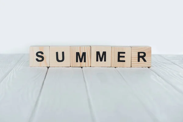 Vista Perto Inscrição Verão Feita Cubos Madeira Mesa Madeira Branca — Fotografia de Stock