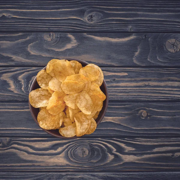 Top View Crispy Unhealthy Potato Chips Bowl Wooden Table — Stock Photo, Image