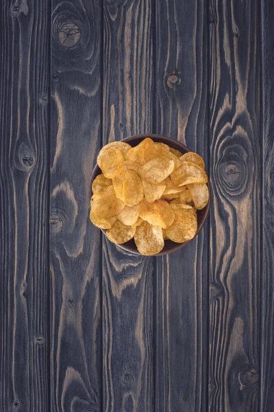 Vedere Sus Chips Urilor Crocante Nesănătoase Cartofi Castron Masa Lemn — Fotografie, imagine de stoc