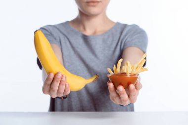 kız olgun muz ve ketçap patates kızartması ile tutarak atış kırpılmış 