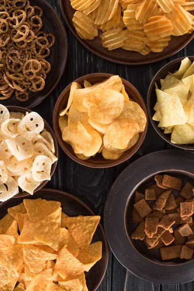 Bovenaanzicht Van Verschillende Junkfood Snacks Houten Tafel — Stockfoto