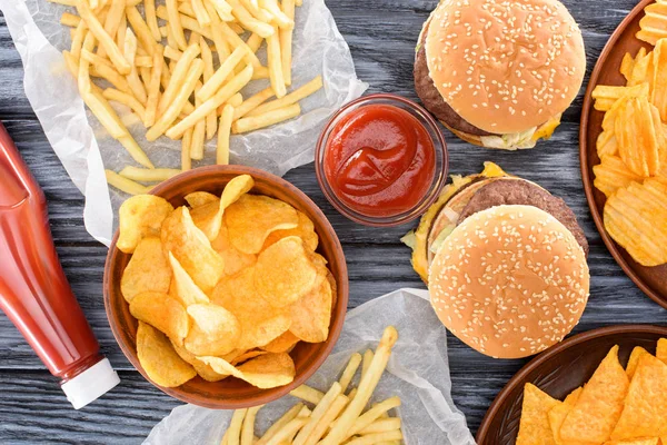 Vista Superior Una Variedad Comida Chatarra Mesa Madera —  Fotos de Stock