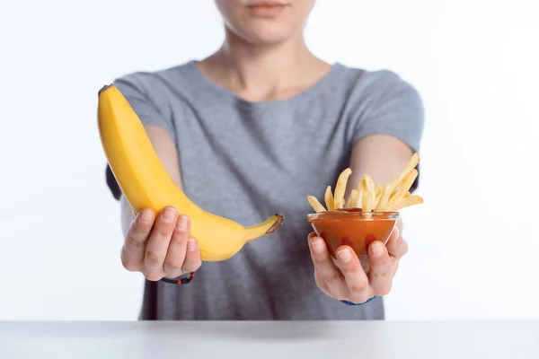 Beskuren Bild Flickan Holding Mogen Banan Och Ketchup Med Pommes — Stockfoto