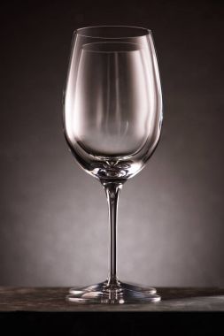 siyah satırda iki boş kadehlerin