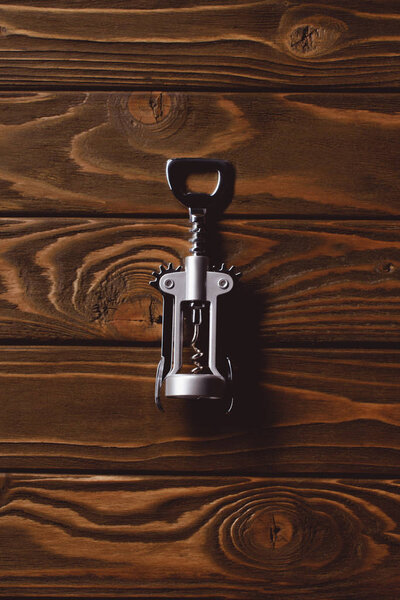 вид на современный механический штопор на деревянном столе
