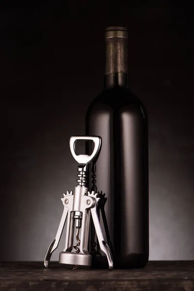 Botella Delicioso Vino Tinto Con Sacacorchos Negro —  Fotos de Stock