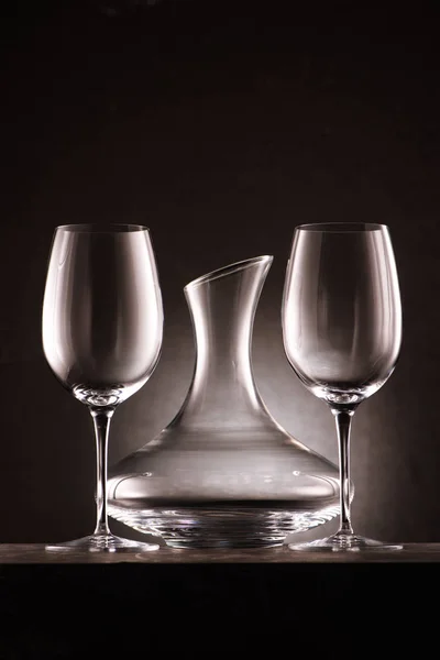 Empty Decanter Two Wineglasses Black — Free Stock Photo