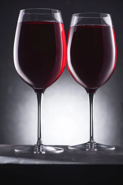 Primer Plano Copas Llenas Delicioso Vino Tinto Negro — Foto de stock gratis