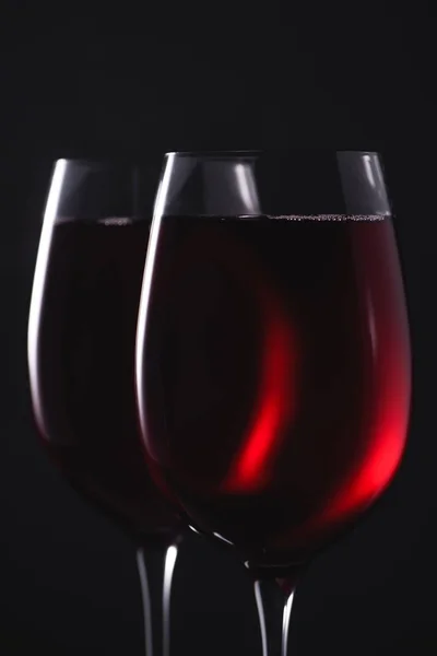 Primer Plano Copas Llenas Vino Tinto Lujo Negro — Foto de stock gratis