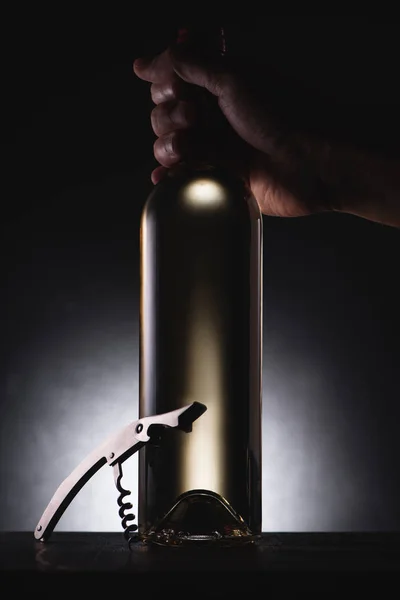 Przycięte Strzał Człowieka Trzymając Butelkę Białego Wina Czarno Korkociągiem — Zdjęcie stockowe