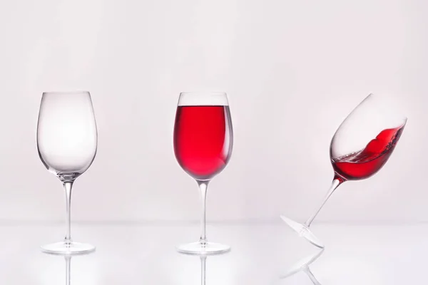 Leeres Weinglas Mit Vollem Und Reihe Geneigtem Glas Auf Reflektierender — Stockfoto