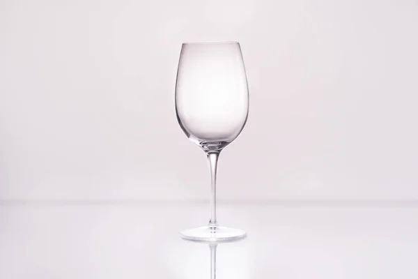 Lege Wijnglas Reflecterend Oppervlak Wit — Stockfoto