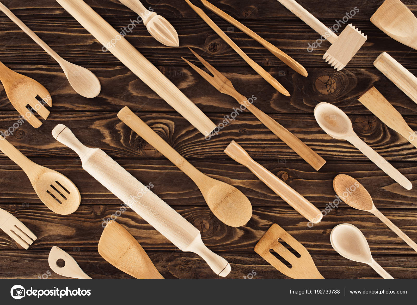 https://st3.depositphotos.com/13324256/19273/i/1600/depositphotos_192739788-stock-photo-top-view-set-kitchen-utensils.jpg