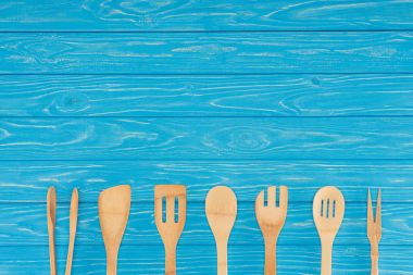 Ahşap mutfak eşyaları mavi tablo satırındaki yerleştirilen Üstten Görünüm 