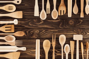 ahşap masa üzerinde üç sıra yerleştirilmiş mutfak eşyaları yükseltilmiş görünümünü