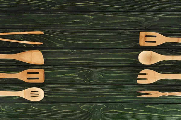 top view of wooden kitchen utensils placed in two rows