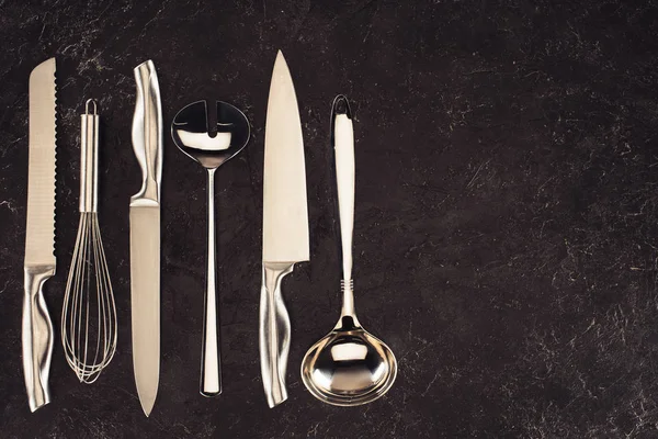 Elevated View Kitchen Utensils Placed Row Black Marble Table — Stock Photo, Image