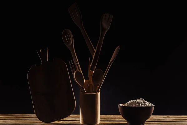 Bowl Flour Falling Cutting Board Kitchen Utensils Black Background — Stock Photo, Image