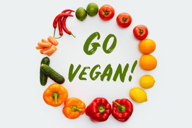 sebze ve meyve ile metin üzerinde beyaz izole Vegan git dairenin Üstten Görünüm